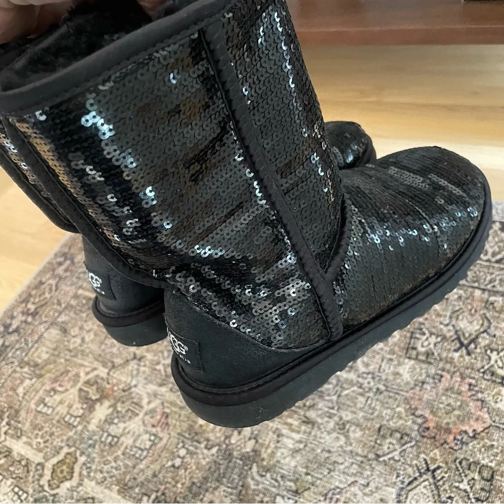 EUC BLACK UGG CLASSIC SHORT SEQUIN BOOTS Size 6
